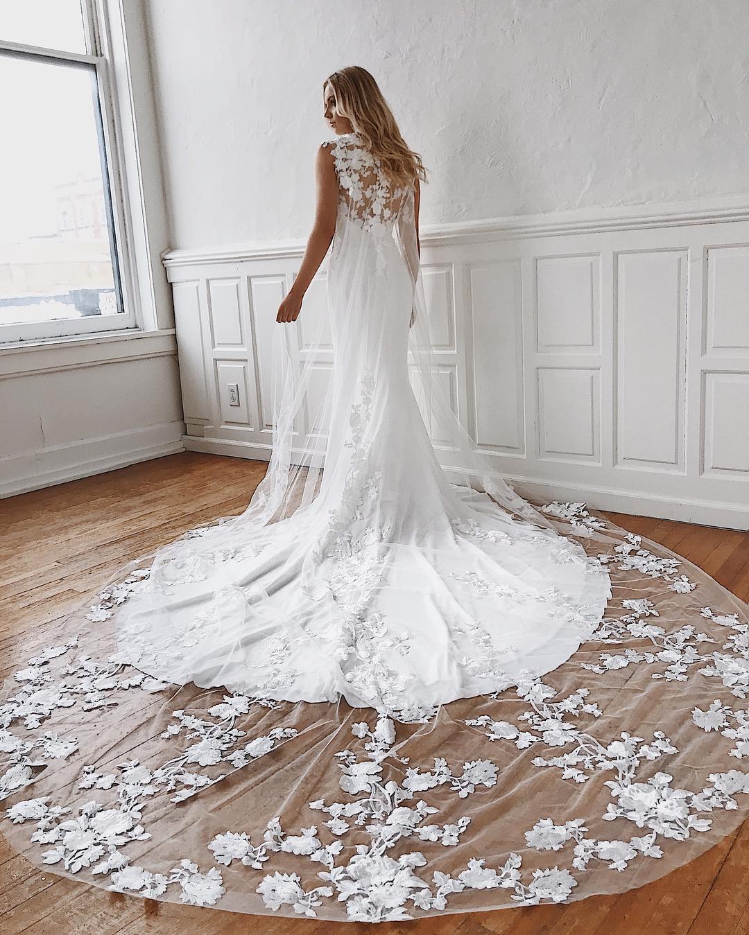 Glamorous Long Mermaid Lace Appliques Wedding Dresses-BIZTUNNEL