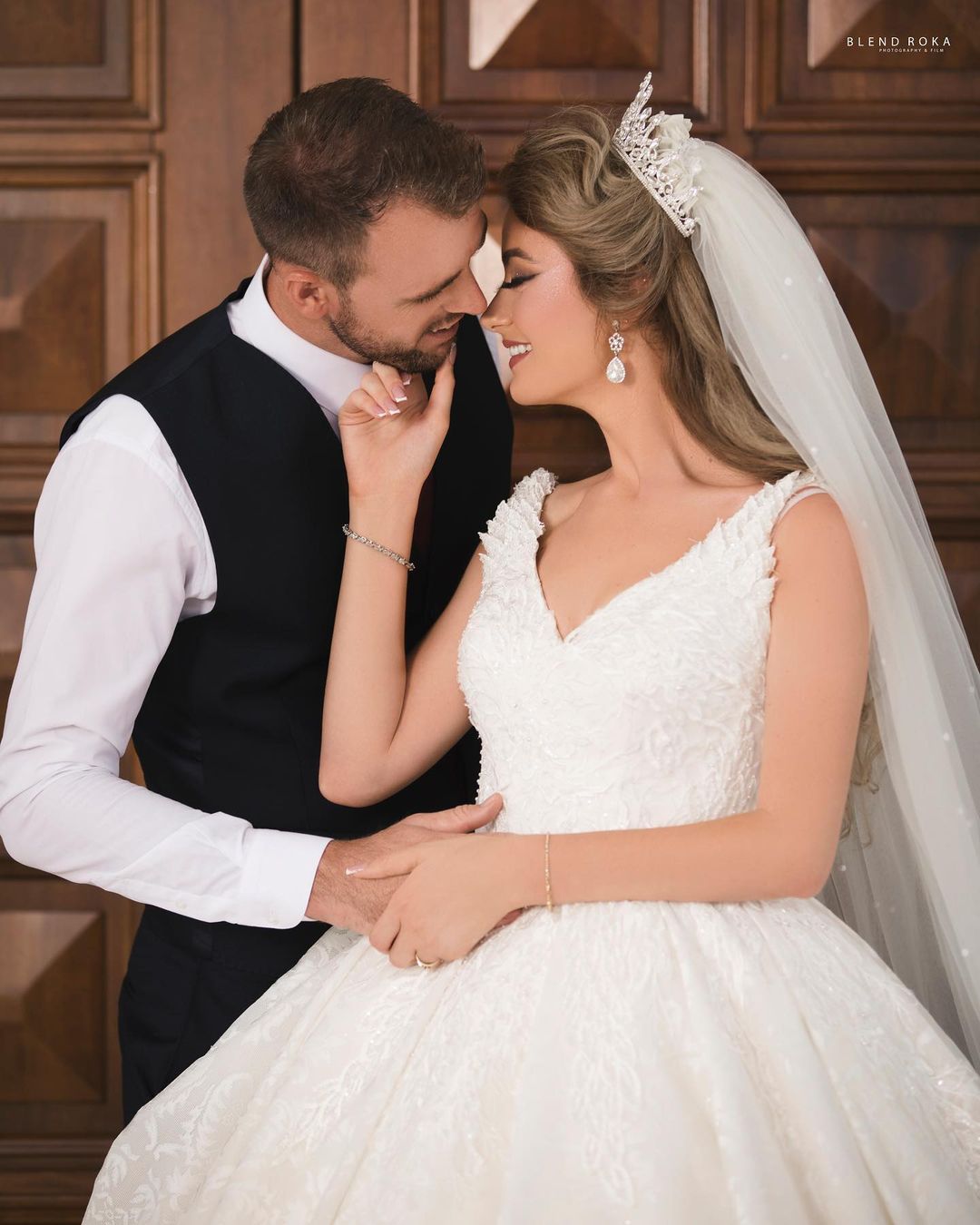 Gorgeous Long Princess V-neck Tulle Lace Wedding Dress-BIZTUNNEL