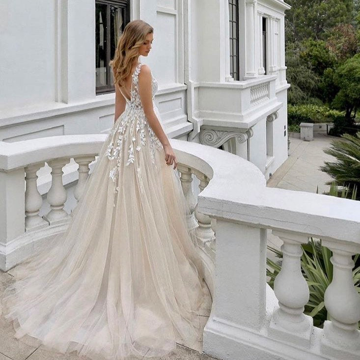 Luxury Long A-line V-neck Tulle Sleeveless Backless Wedding Dress with Lace-BIZTUNNEL